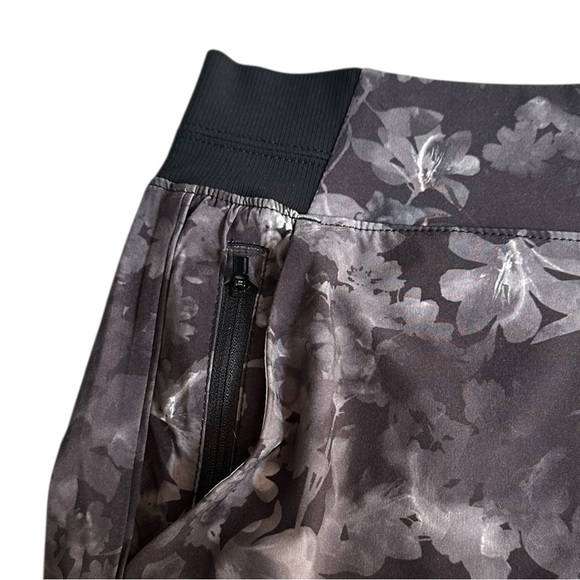 Athleta Activewear Shorts Size 16 NWT Black Floral Brooklyn Slim Semi Fitted - Picture 3 of 10